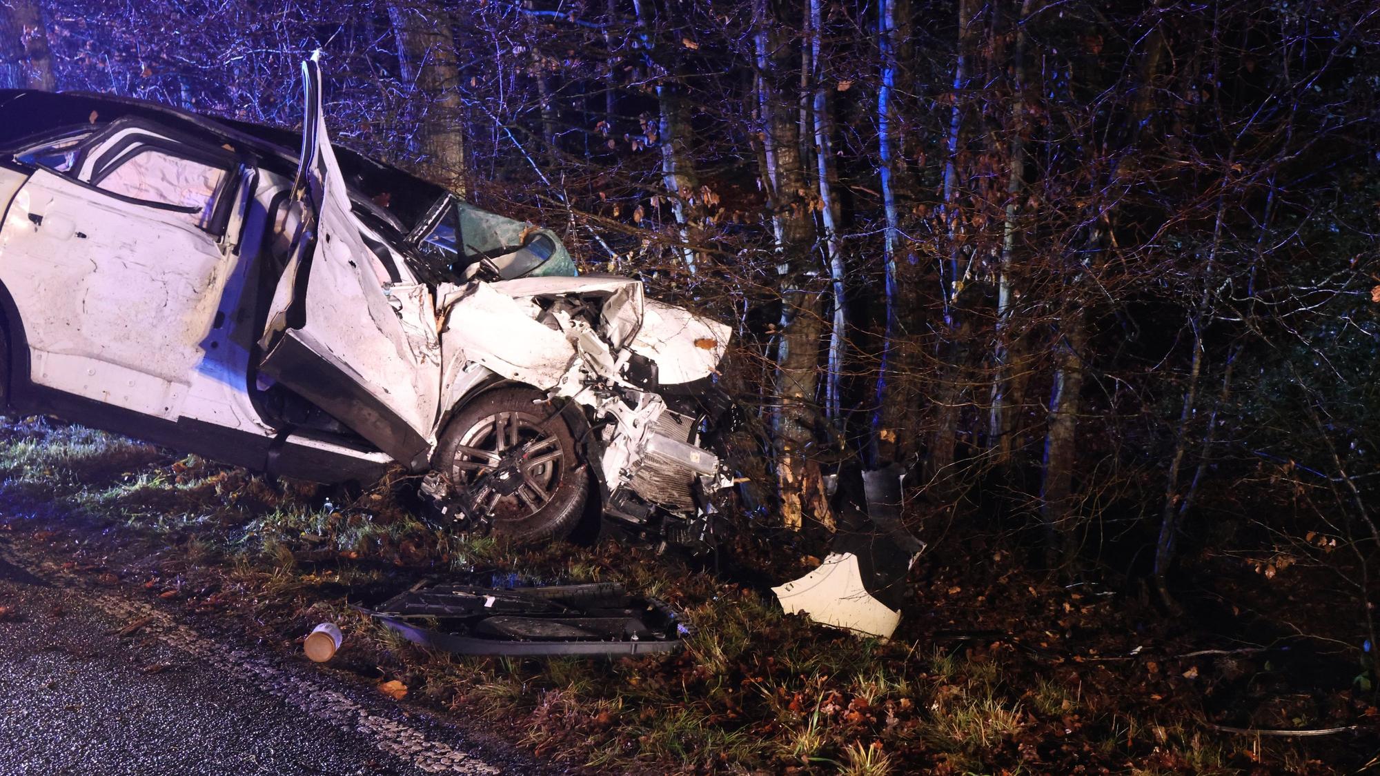 Ein Autowrack nach dem Aufprall gegen einen Baum.