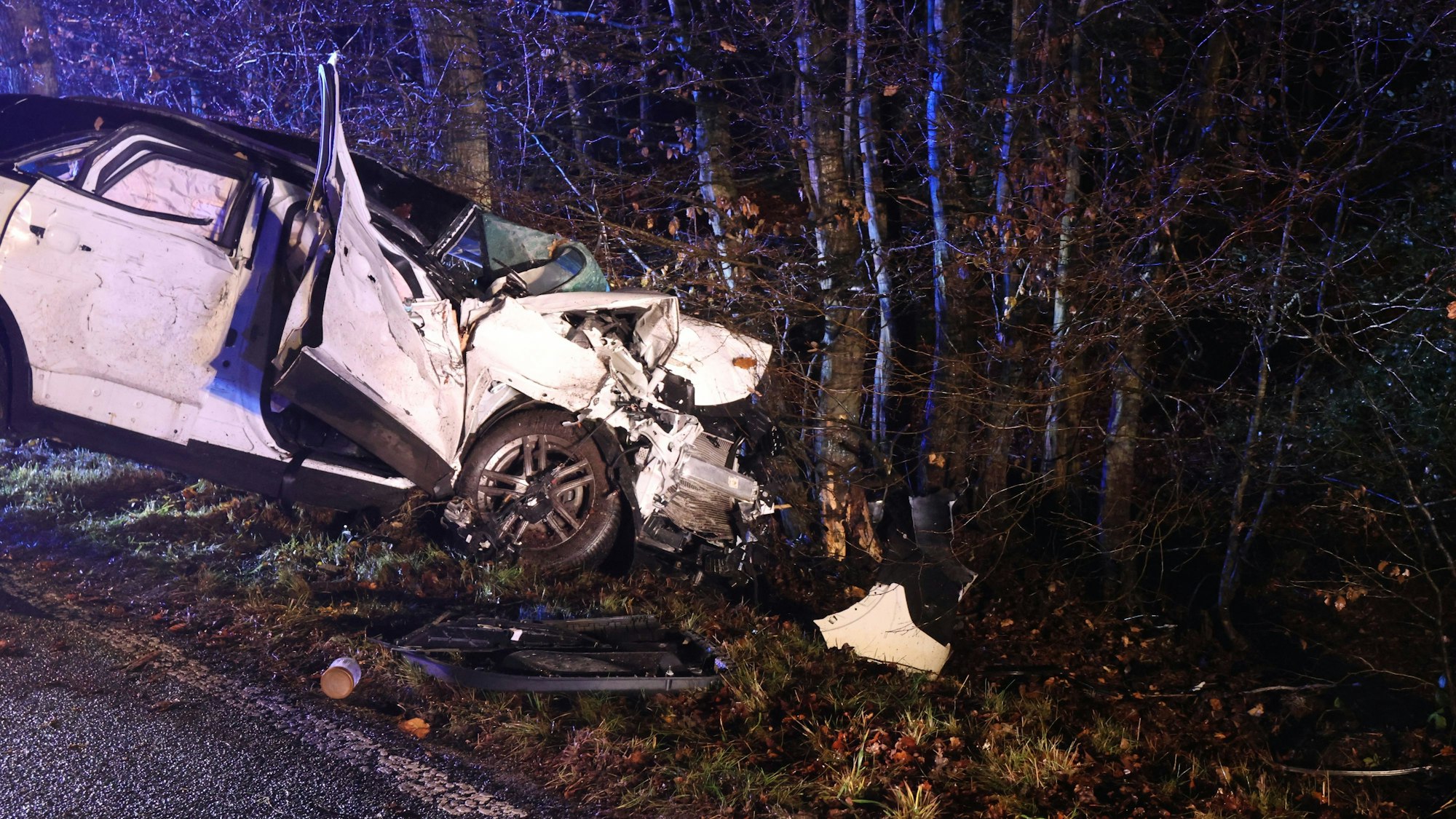 Ein Autowrack nach dem Aufprall gegen einen Baum.