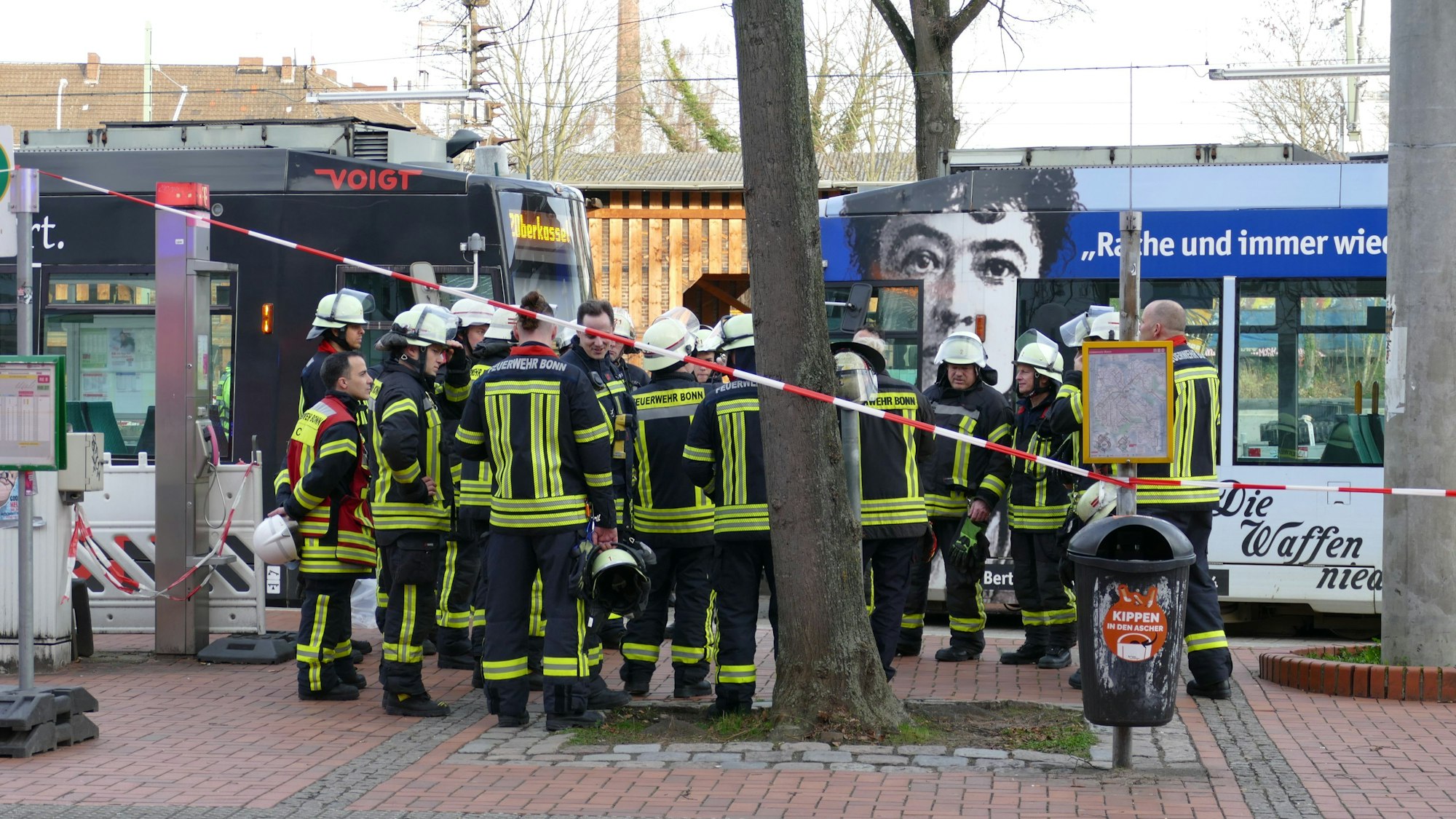 Einsatzkräfte am Unfallort.