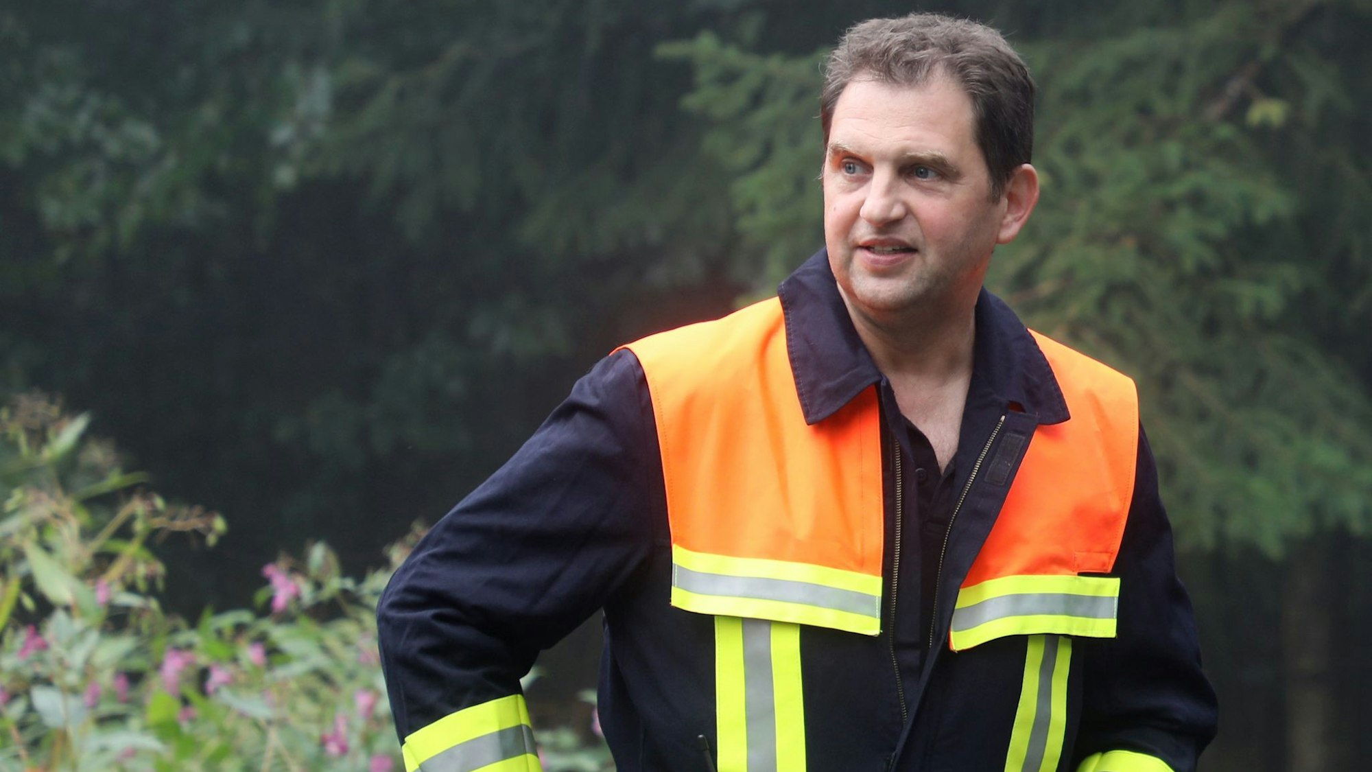 Overaths Feuerwehrchef Heiko Schmitt steht bei einer Übung im Wald.