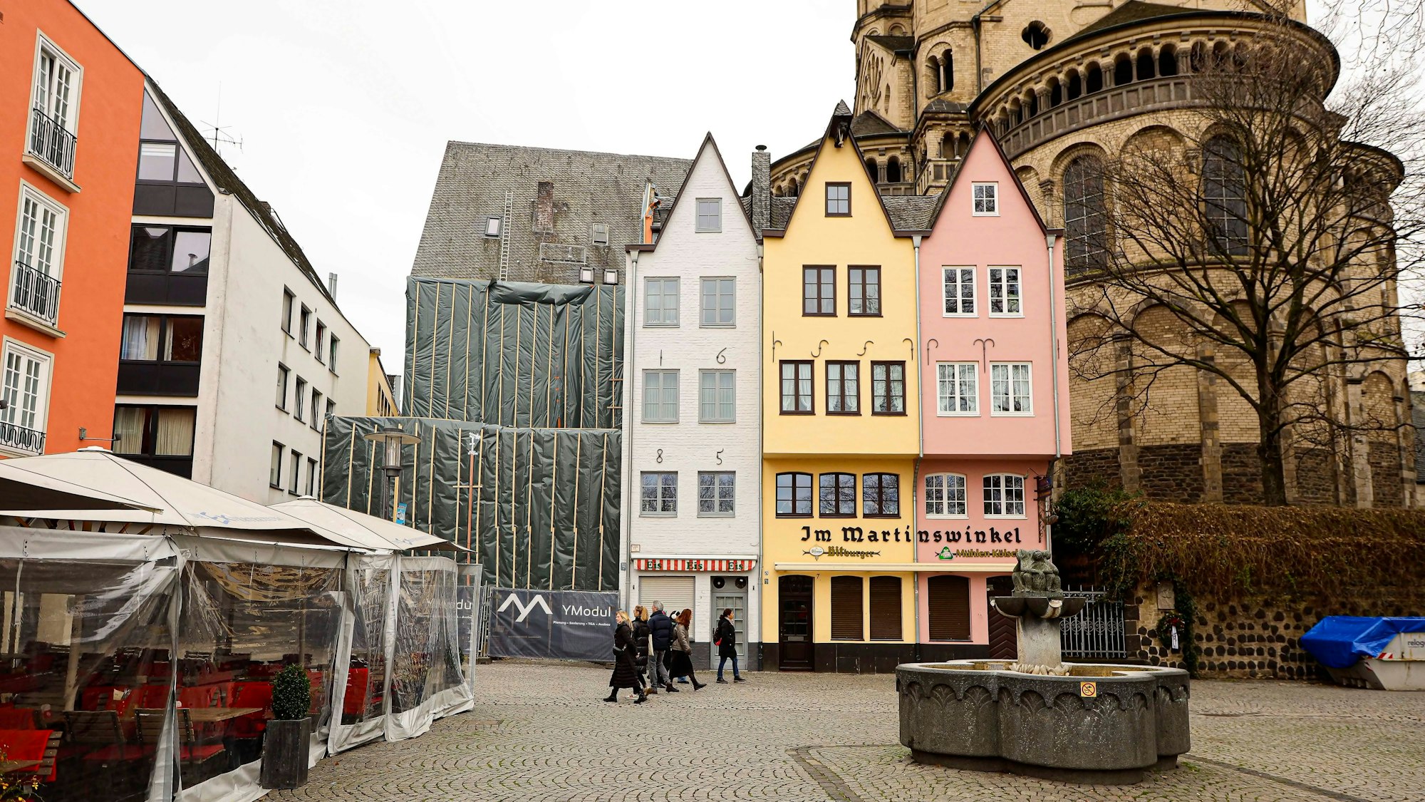 Zwei der fünf Giebelhäuschen am Fischmarkt mussten bis auf das Erdgeschoss abgebaut werden.