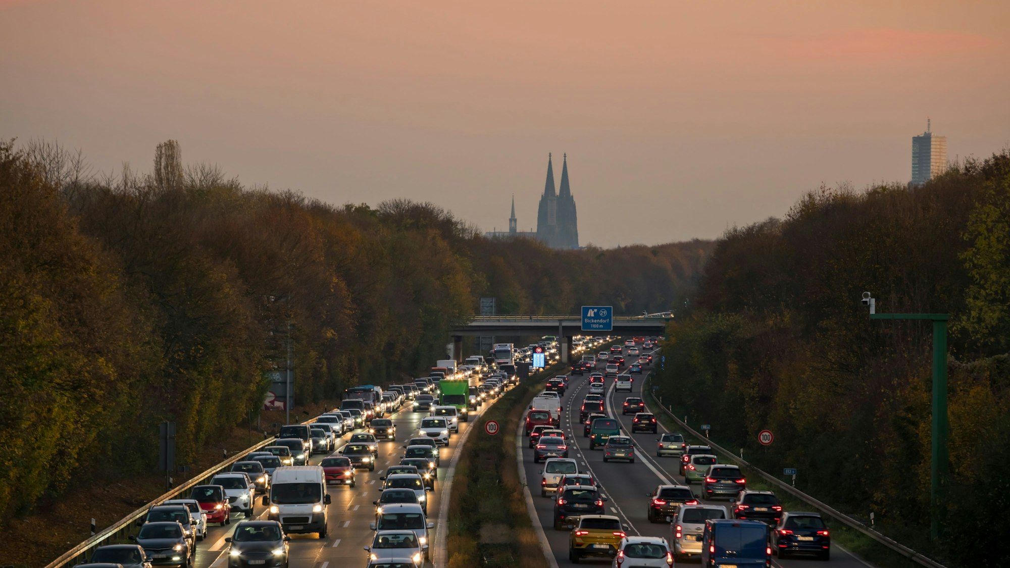 Eine Autobahn in Köln mit hohem Verkehrsaufkommen (Symbolbild)