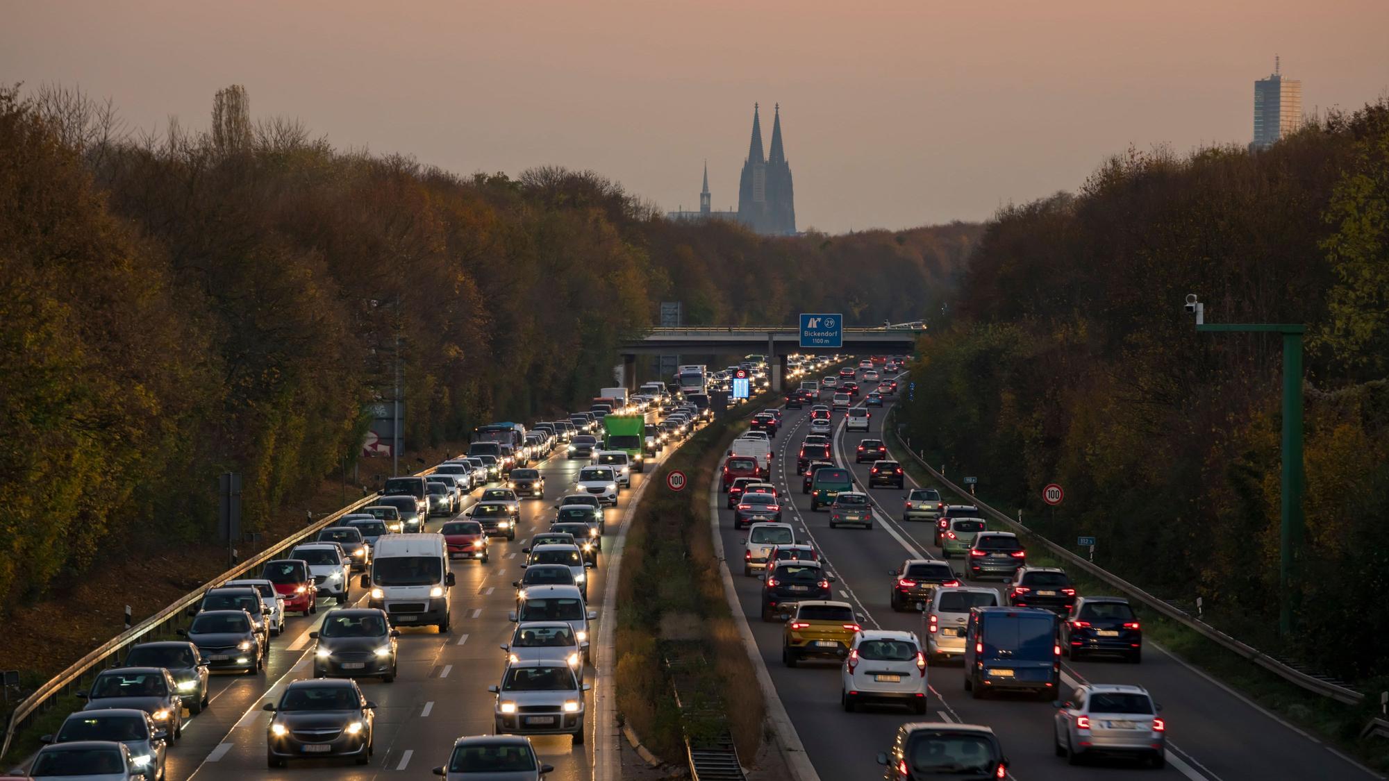 Stau auf der A57 bei Köln.