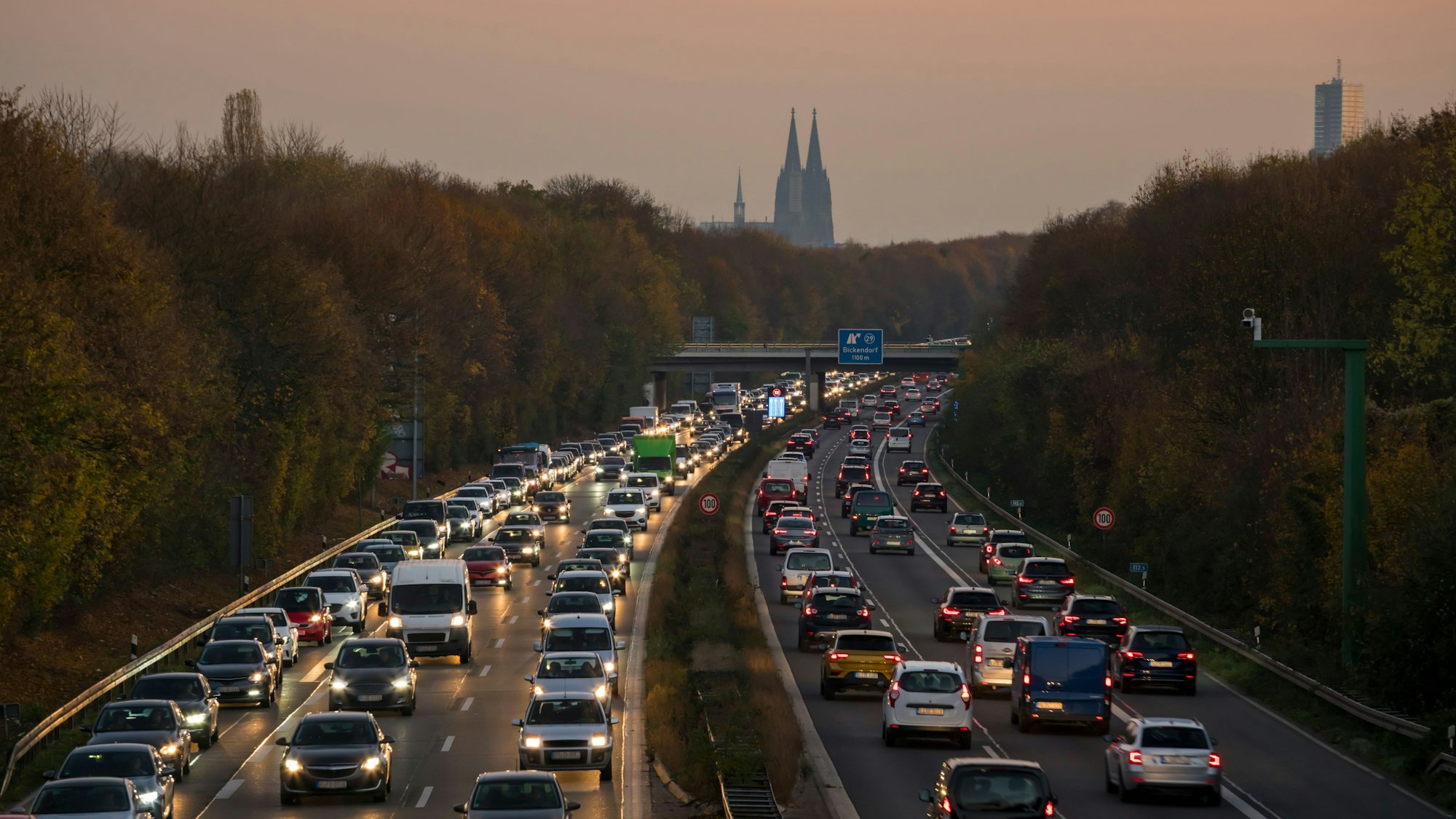 Die Autobahn A57 während der Pendler-Stoßzeiten.