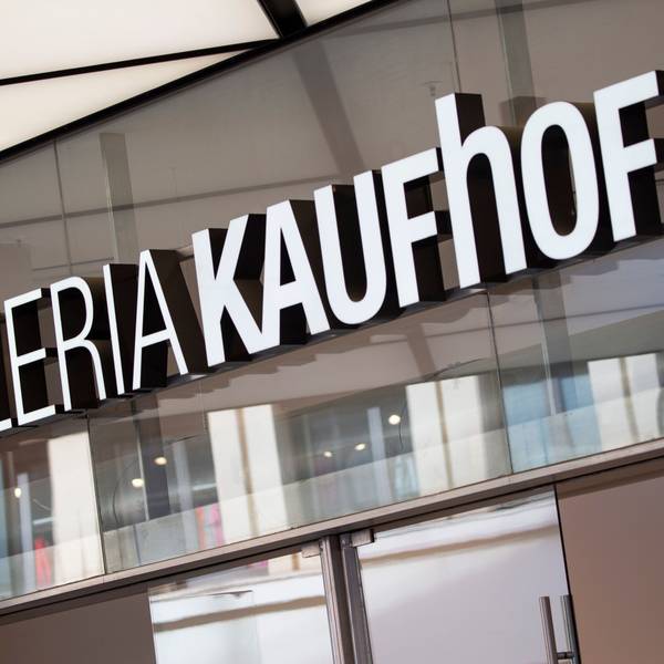 Der Schriftzug Galeria Kaufhof ist an einer Filiale der Warenhauskette Galeria Karstadt Kaufhof angebracht.