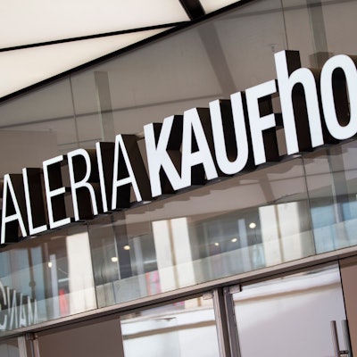 Der Schriftzug Galeria Kaufhof ist an einer Filiale der Warenhauskette Galeria Karstadt Kaufhof angebracht.