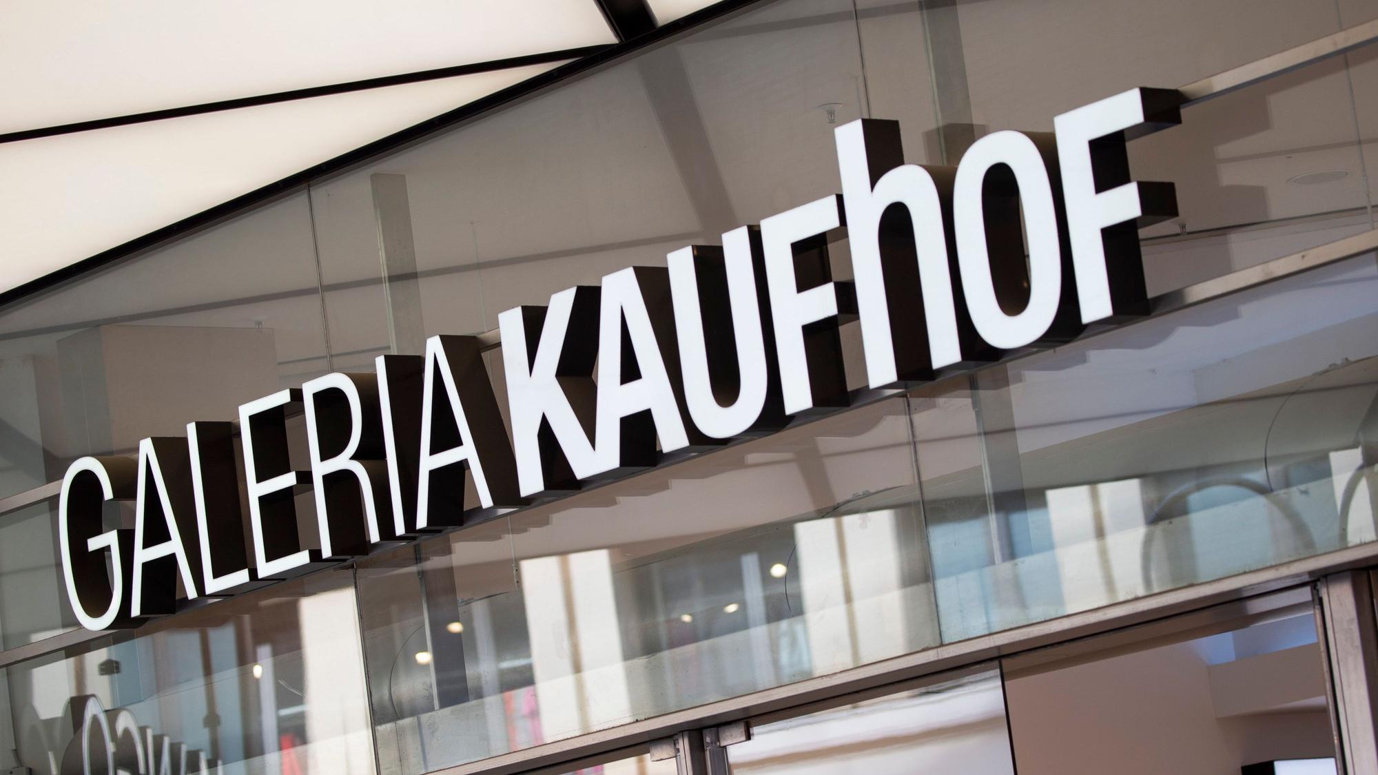 Der Schriftzug Galeria Kaufhof ist an einer Filiale der Warenhauskette Galeria Karstadt Kaufhof angebracht.