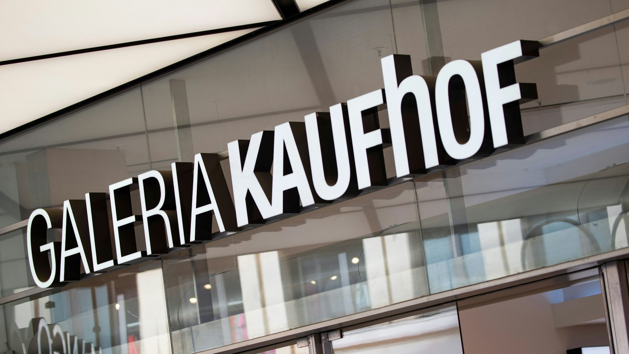 Der Schriftzug Galeria Kaufhof ist an einer Filiale der Warenhauskette Galeria Karstadt Kaufhof angebracht.