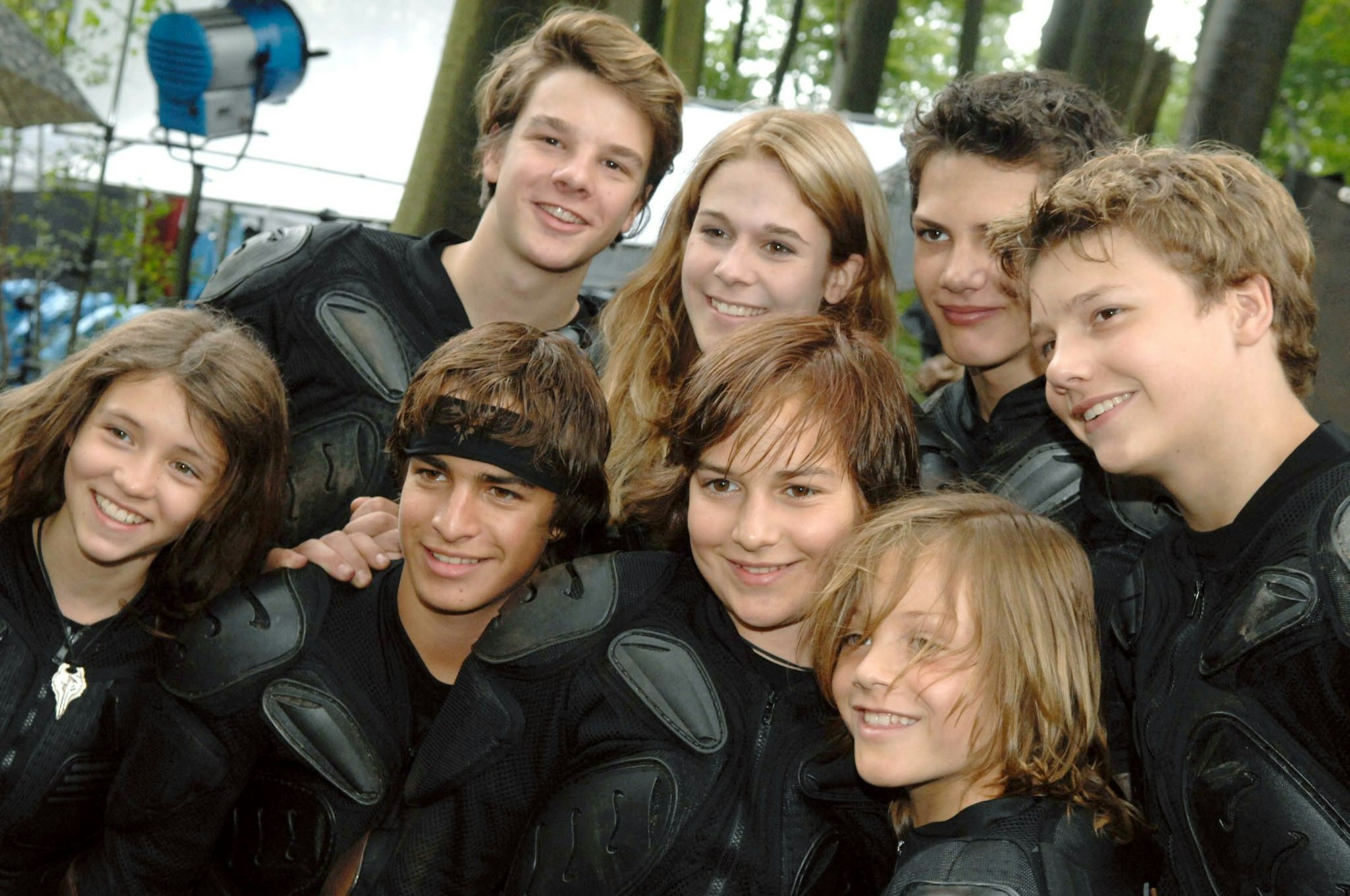 Acht der Darsteller aus den „Wilde Kerle“-Filmen mit schwarzen Klamotten beim Filmdreh zum fünften Teil.