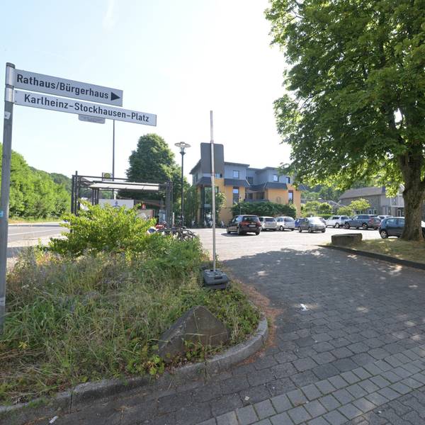 Das Foto zeigt den Karlheinz-Stockhausen-Platz in Kürten
