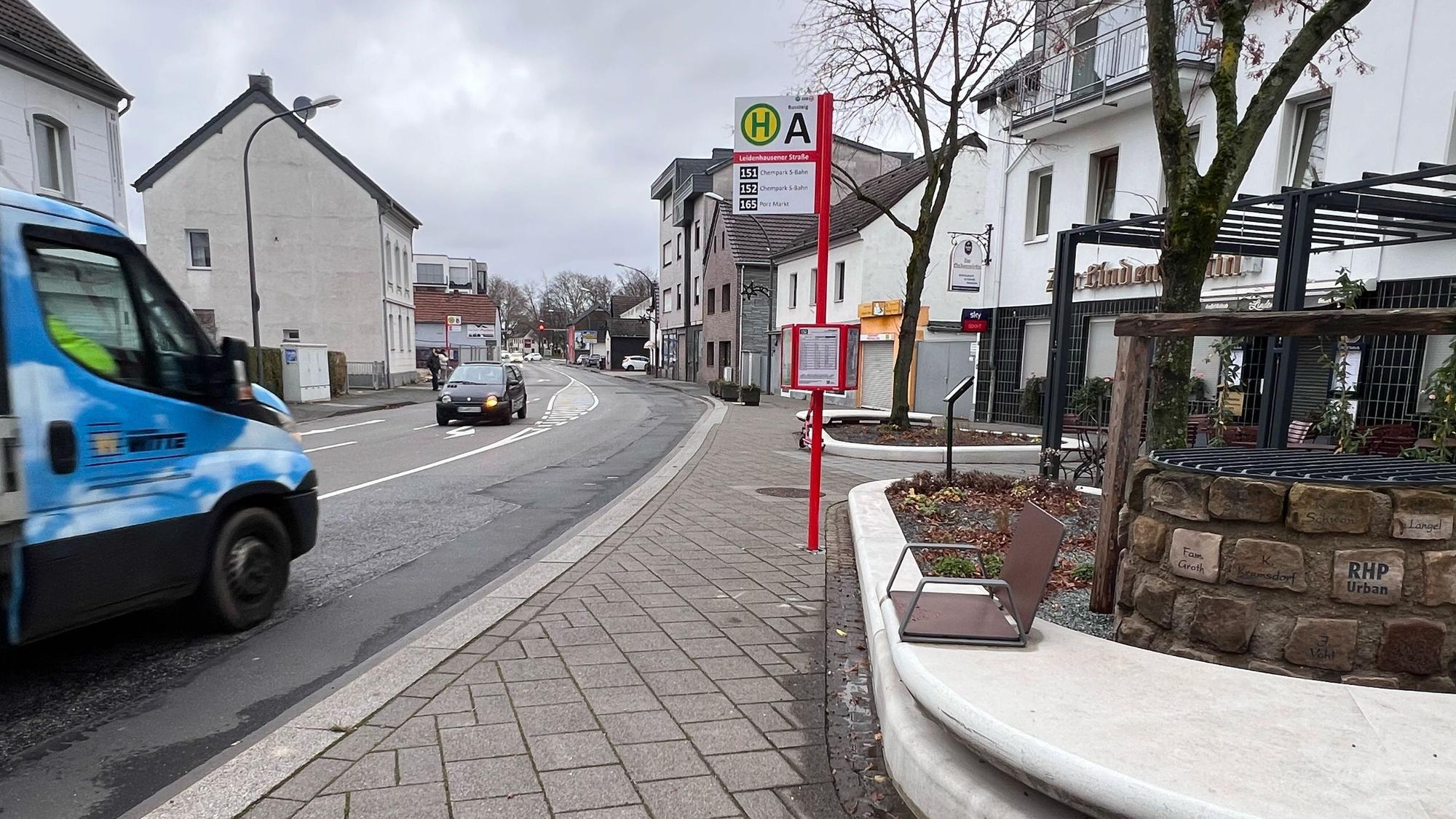 Eine Bushaltestelle an der Straße