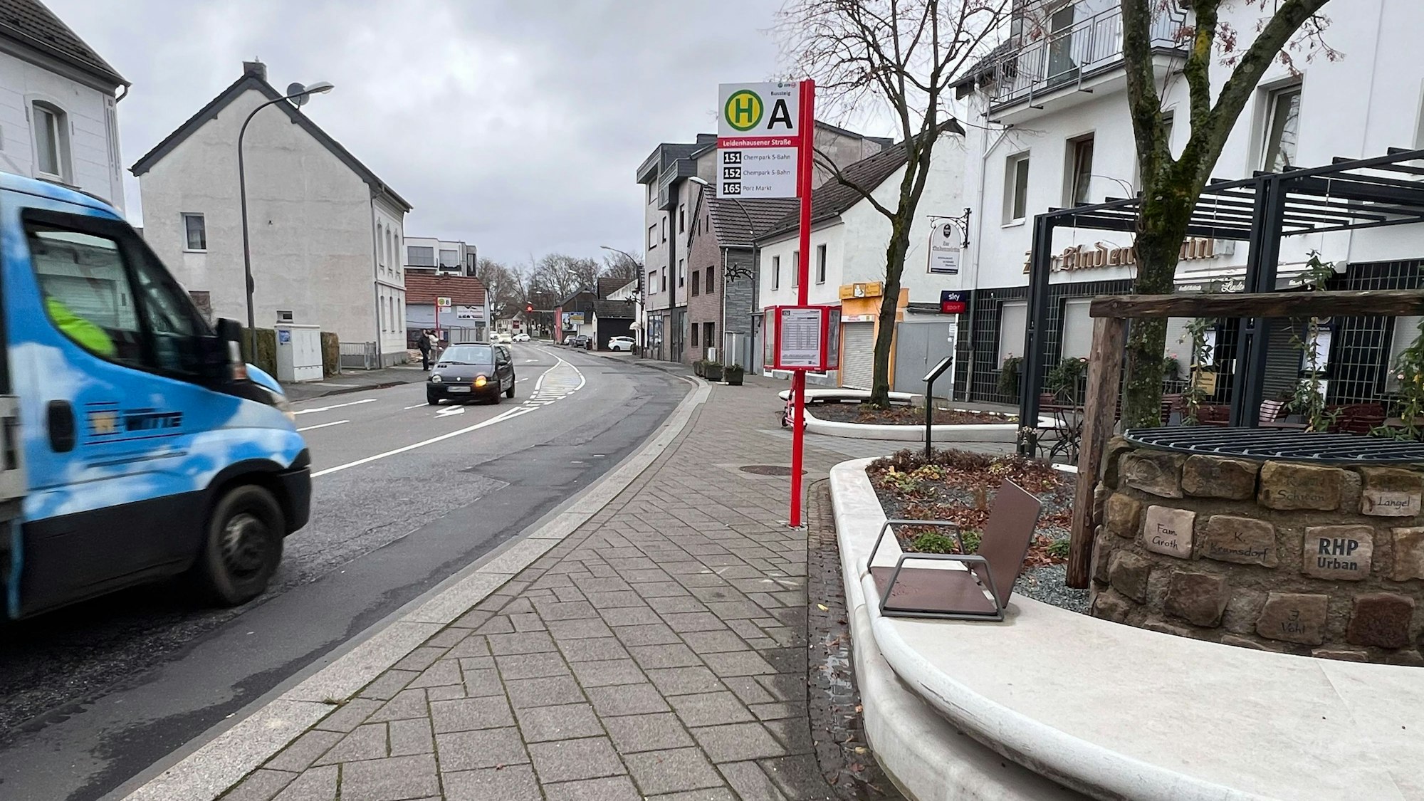 Eine Bushaltestelle am Straßenrand