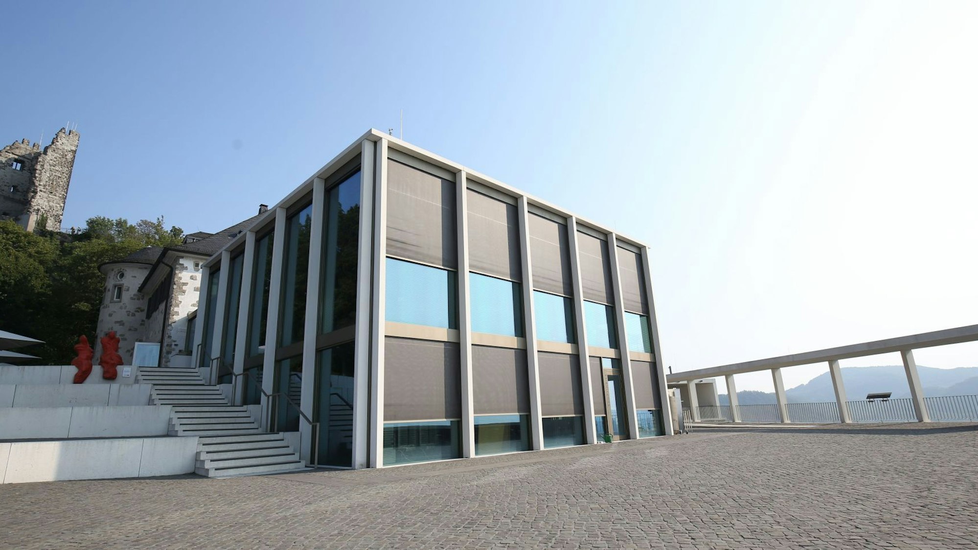 Unterhalb der Ruine des Drachenfels' steht das Restaurantgebäude.