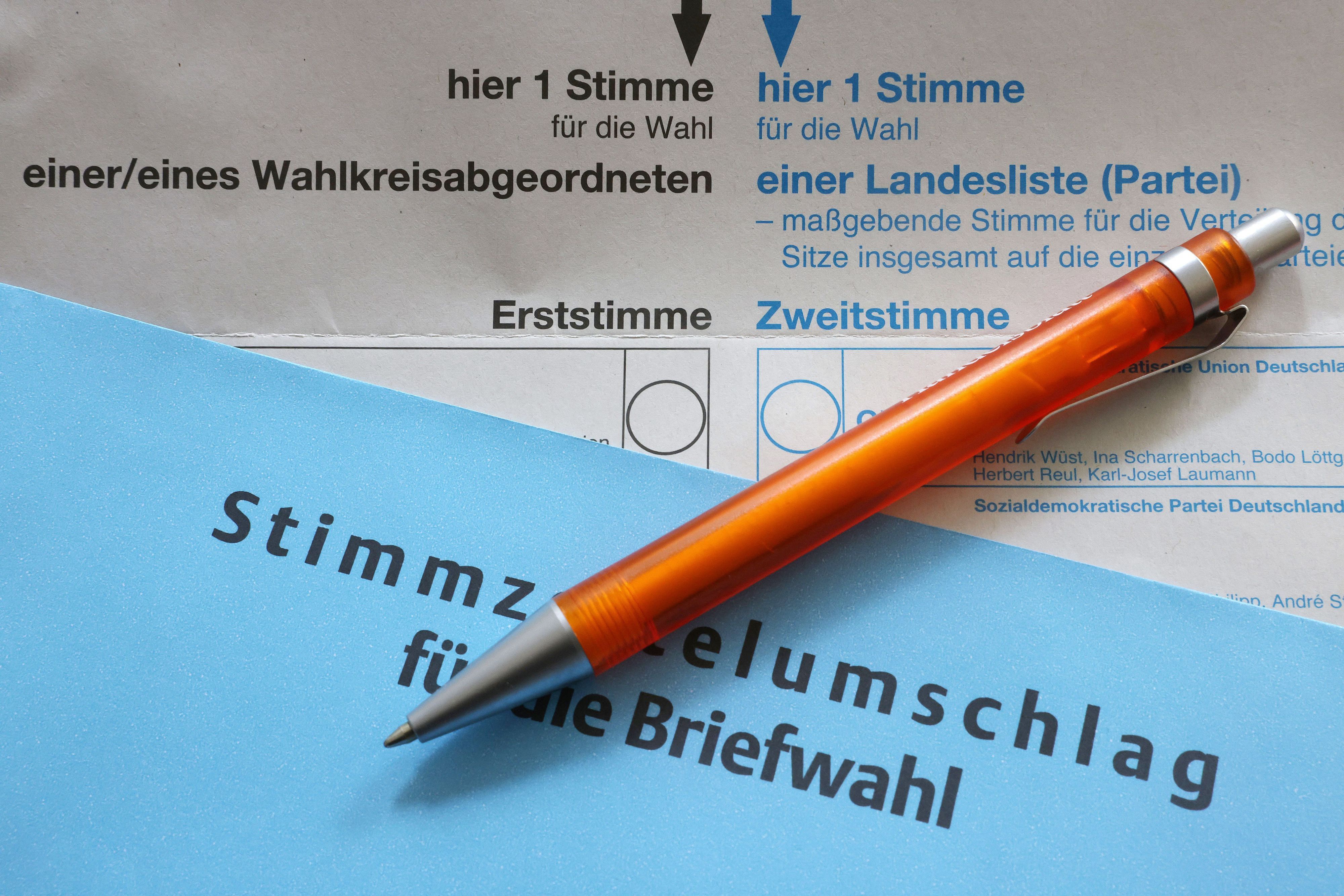 Unterlagen für die Briefwahl liegen auf einem Tisch.