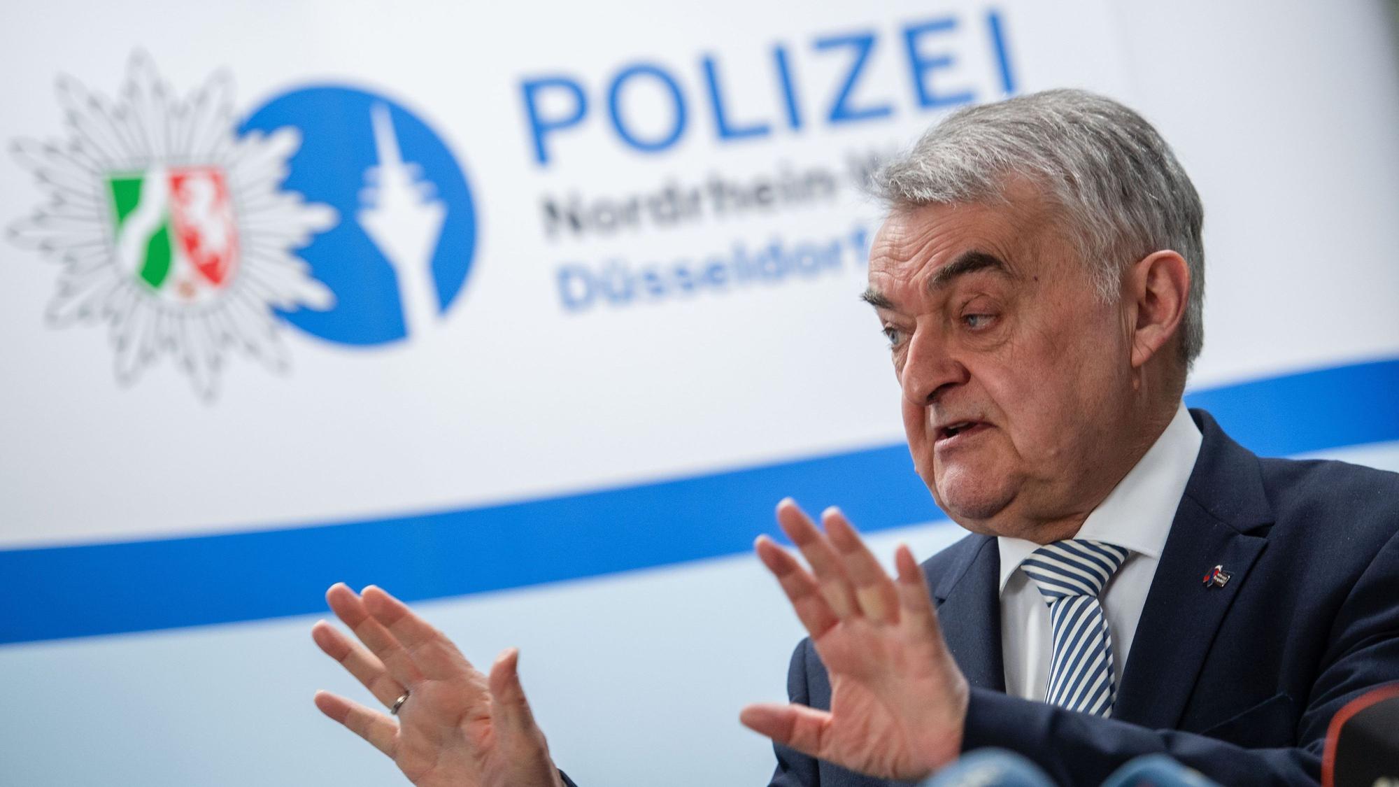 Herbert Reul (CDU), Innenminister von Nordrhein-Westfalen, spricht während einer Pressevorführung zur Onlinevernehmung.