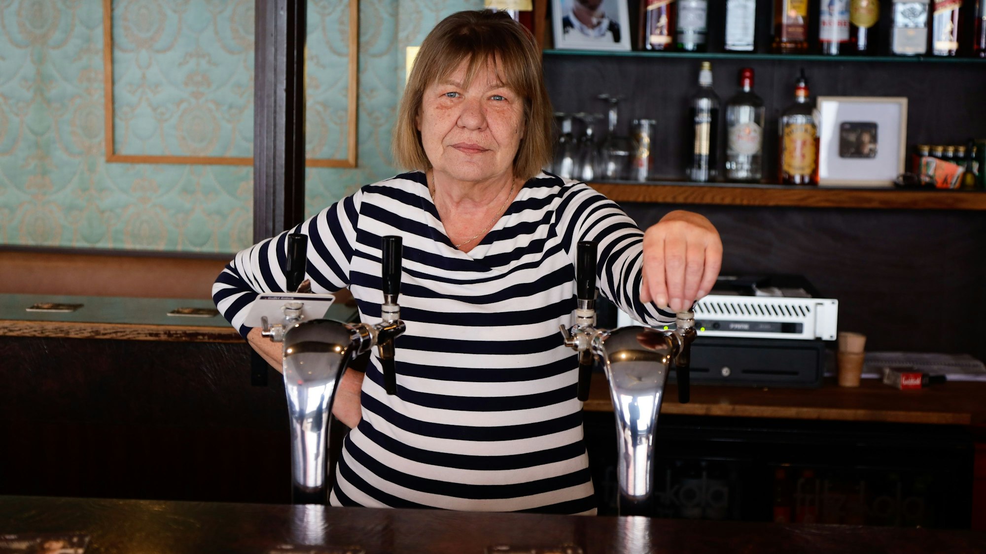26.04.2023, Köln: Wirtin Uschi Winter (66)Knobelbecher. Eckkneipe Aachener/Brüsselerstrasse.Foto:Dirk Borm