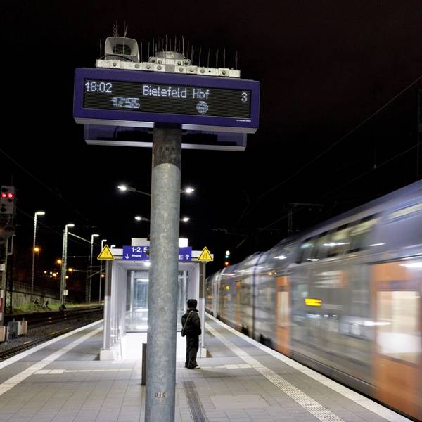 Eine der neuen Anzeigetafeln der Deutschen Bahn am Bielefelder Hauptbahnhof. Die Deutsche Bahn will Fahrgäste durch die neuen Monitore an kleineren und mittleren Bahnhöfen künftig besser informieren.
