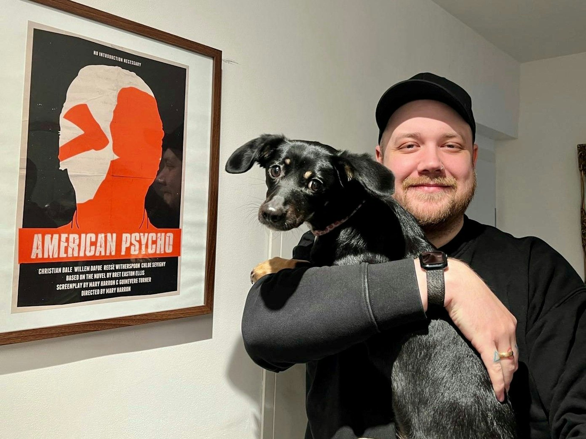 Mann mit Hund im Arm