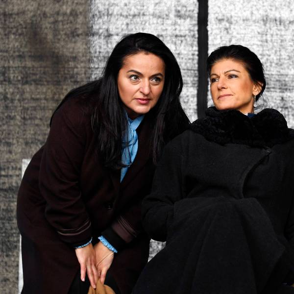 Sevim Dağdelen zusammen mit Sahra Wagenknecht. Dağdelen hat im ZDF angekündigt, die neue Partei der ehemaligen Linken-Politikerin wolle Sanktionen gegen Russland beenden. (Archivbild)