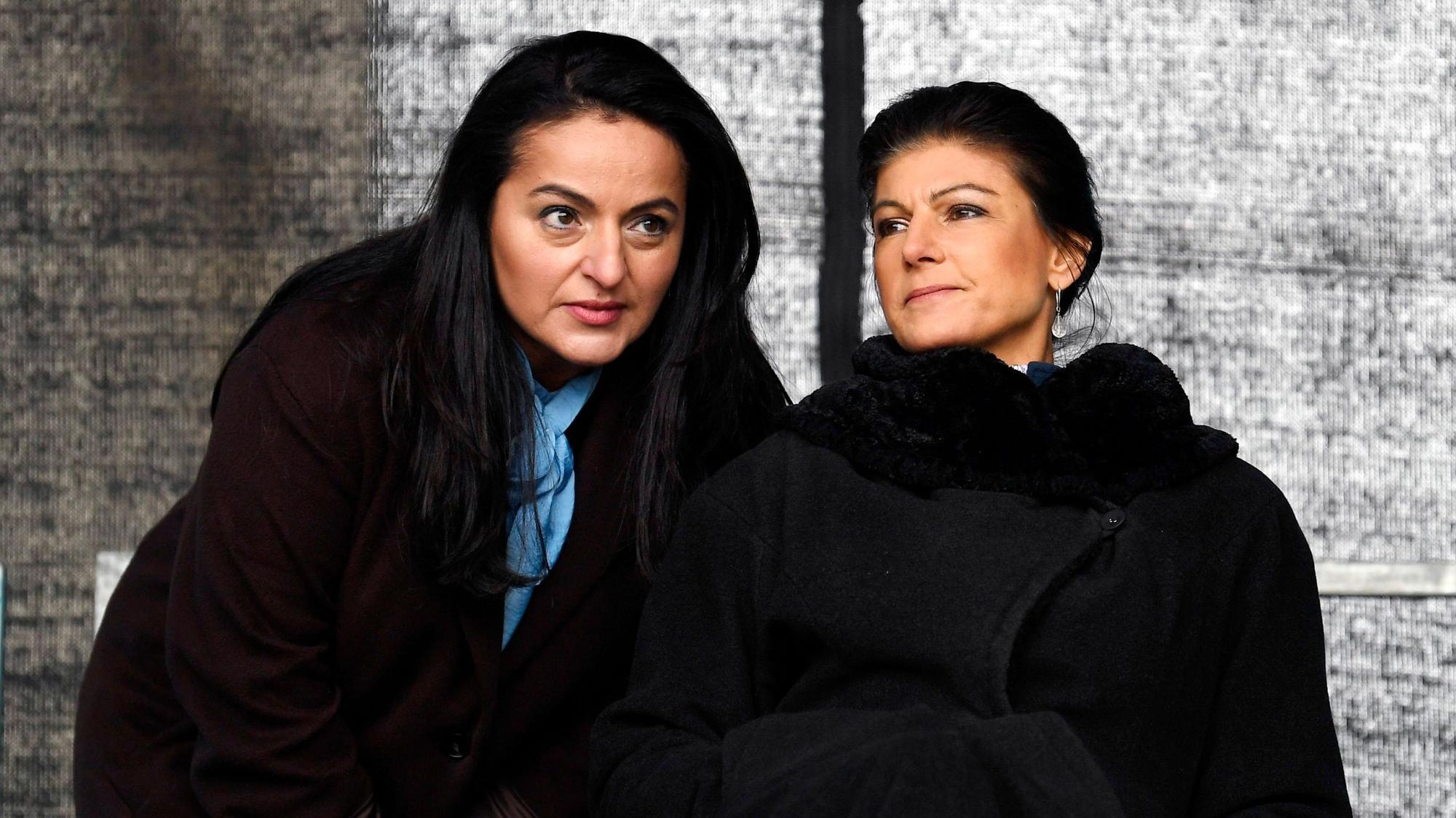 Sevim Dağdelen zusammen mit Sahra Wagenknecht. Dağdelen hat im ZDF angekündigt, die neue Partei der ehemaligen Linken-Politikerin wolle Sanktionen gegen Russland beenden. (Archivbild)