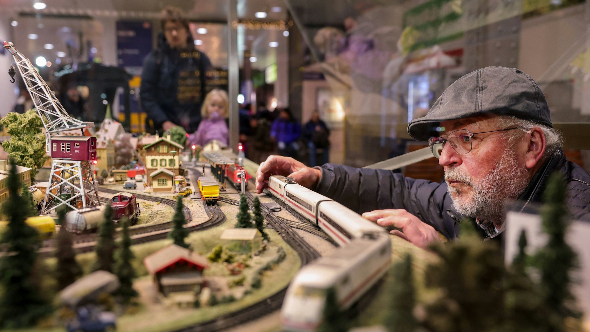 11.12.2023, Köln: Michael Hansen betreut mit viel Liebe und Enthusiasmus die wenigen verbliebenen Modelleisenbahn-Schauanlagen in den Hauptbahnhöfen in NRW.
Im Bild die Anlage im Kölner Hbf.
Foto: Michael Bause