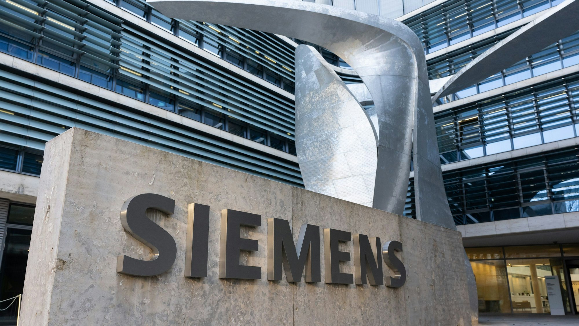 Der Schriftzug "Siemens" vor der Firmenzentrale, aufgenommen vor Beginn der virtuellen Hauptversammlung.