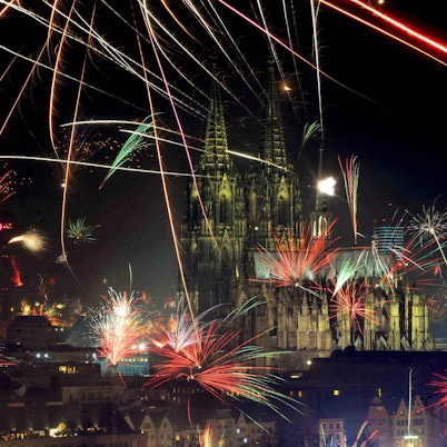 Feuerwerk vor dem Kölner Dom (Archivbild).