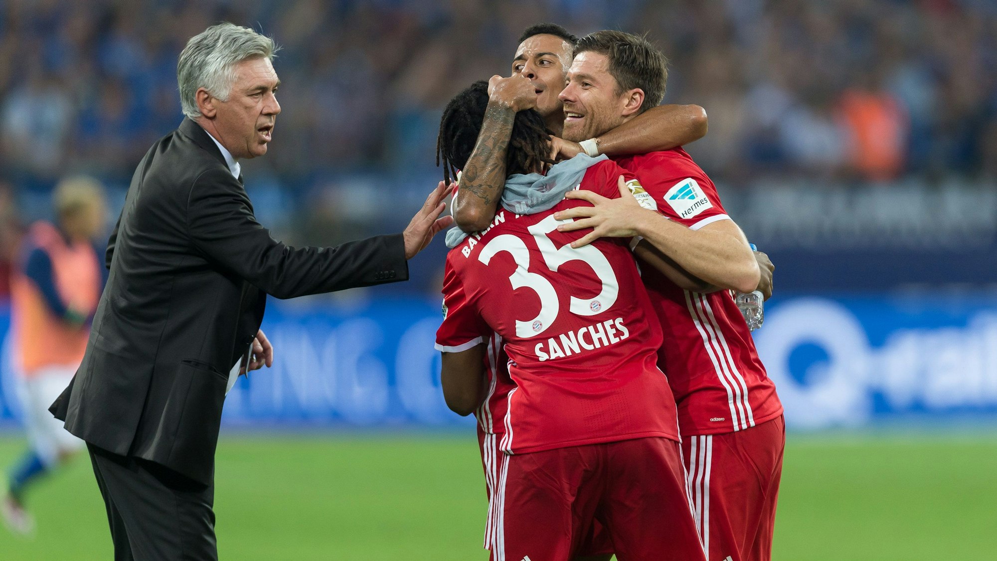 Zusammen bei Bayern München: Cheftrainer Carlo Ancelotti (l) und Xabi Alonso (r).