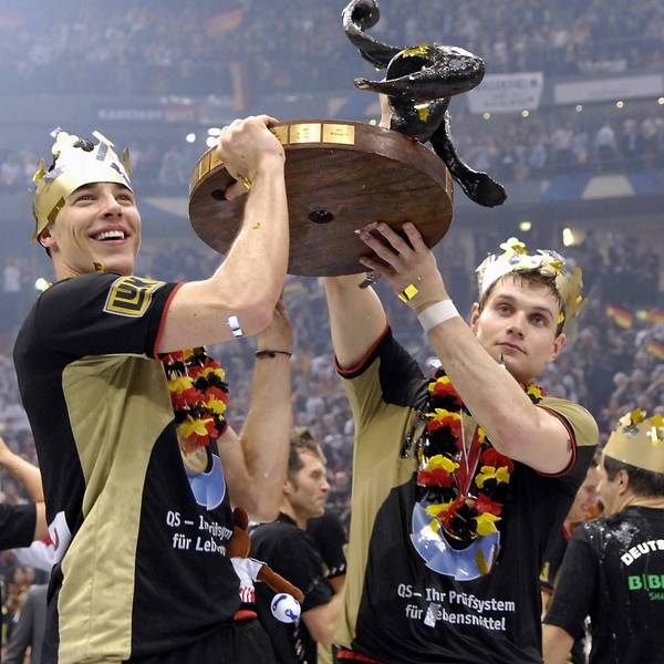 2007 in Köln: Dominik Klein (li.) und Michael Kraus präsentieren die Weltmeistertrophäe.