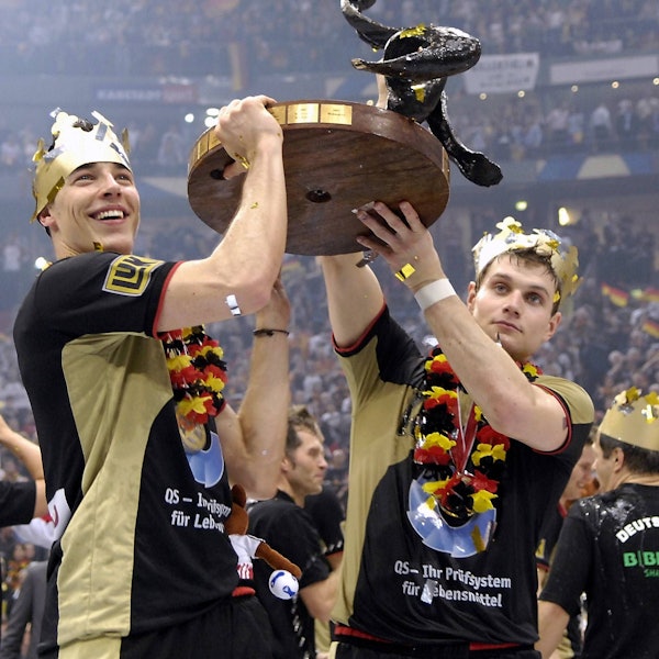 2007 in Köln: Dominik Klein (li.) und Michael Kraus präsentieren die Weltmeistertrophäe.