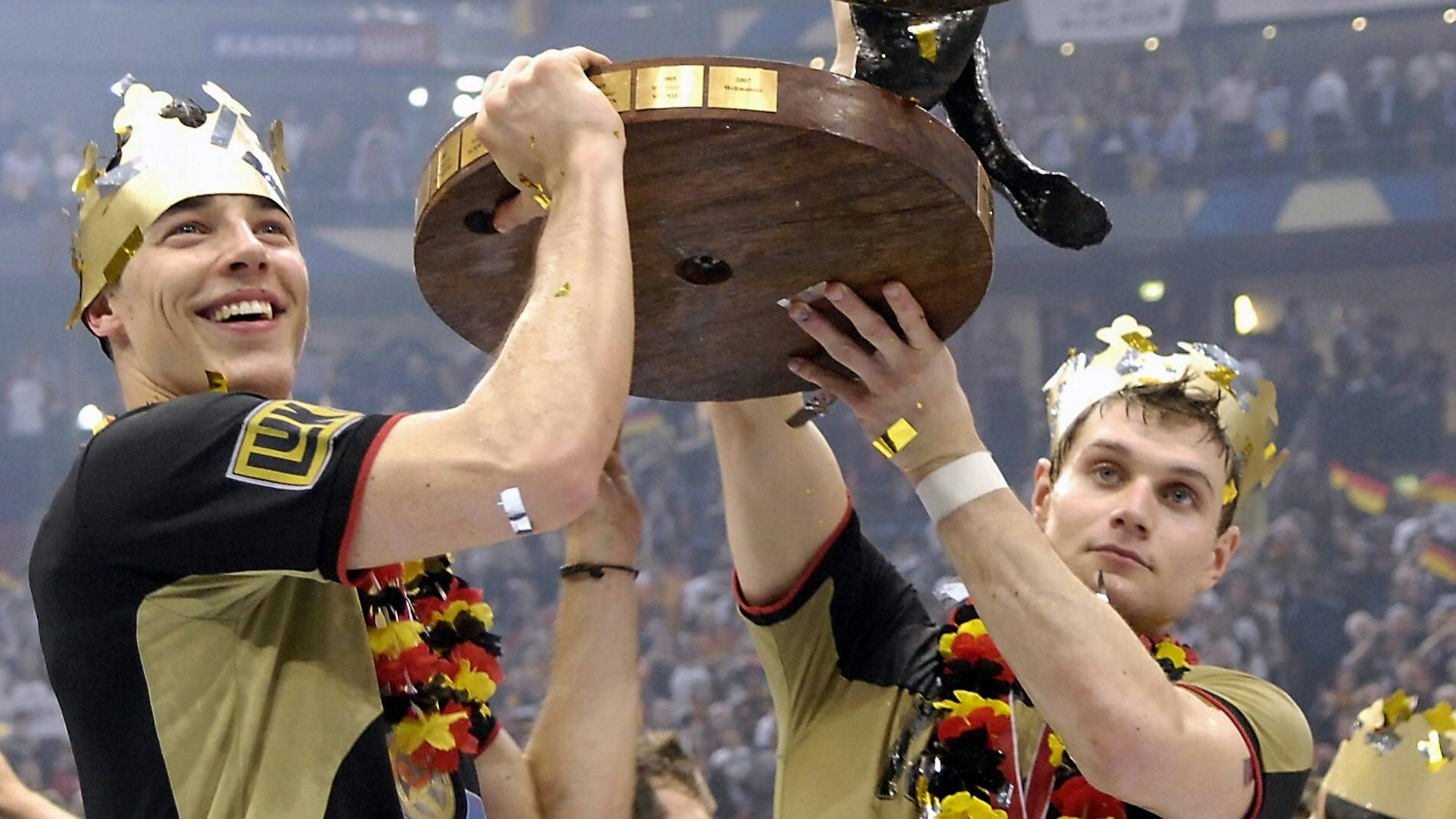 2007 in Köln: Dominik Klein (li.) und Michael Kraus präsentieren die Weltmeistertrophäe.