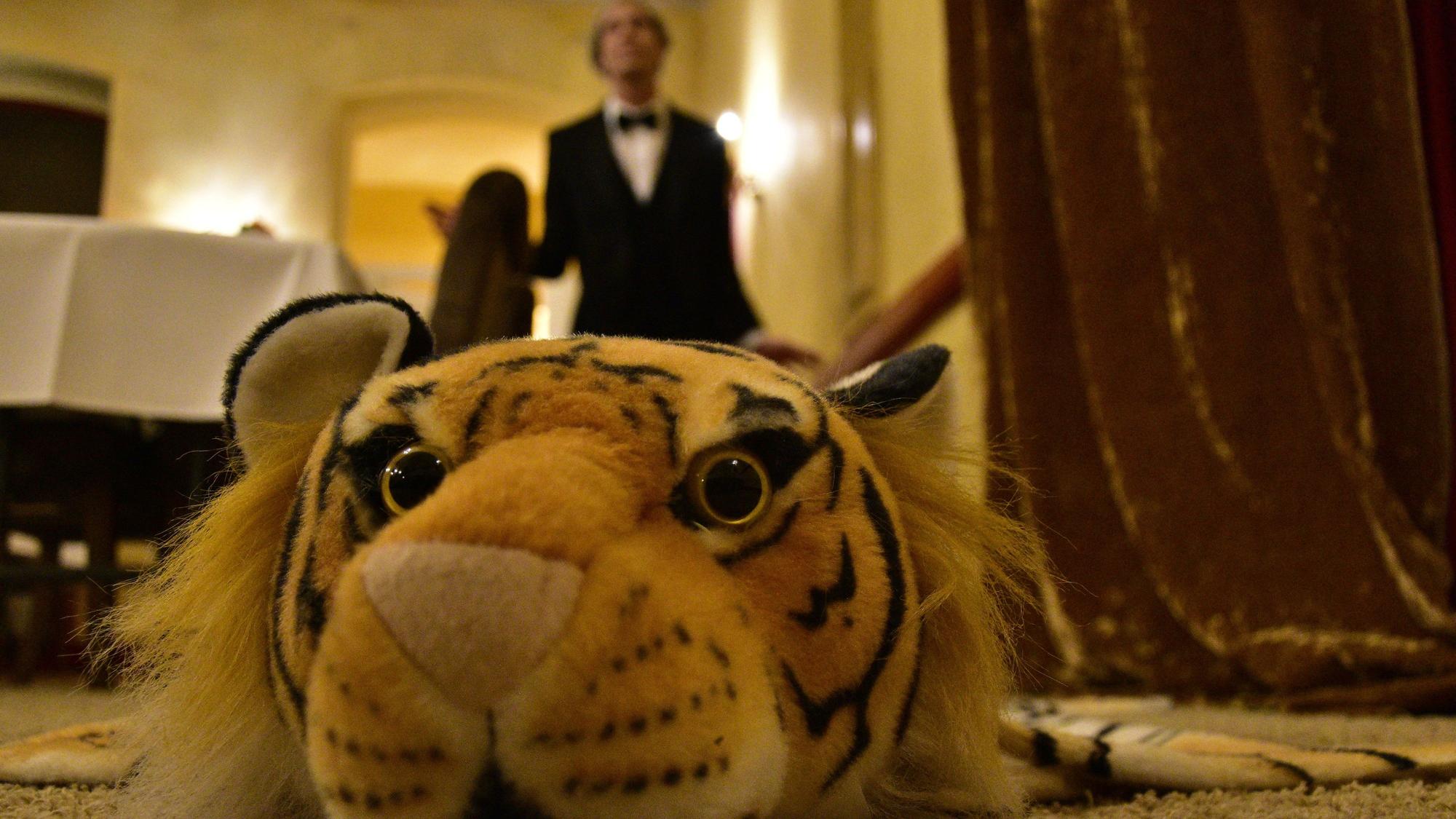 Das Tigerfell wird zur Stolperfalle für den Bulter James in Dinner for One.