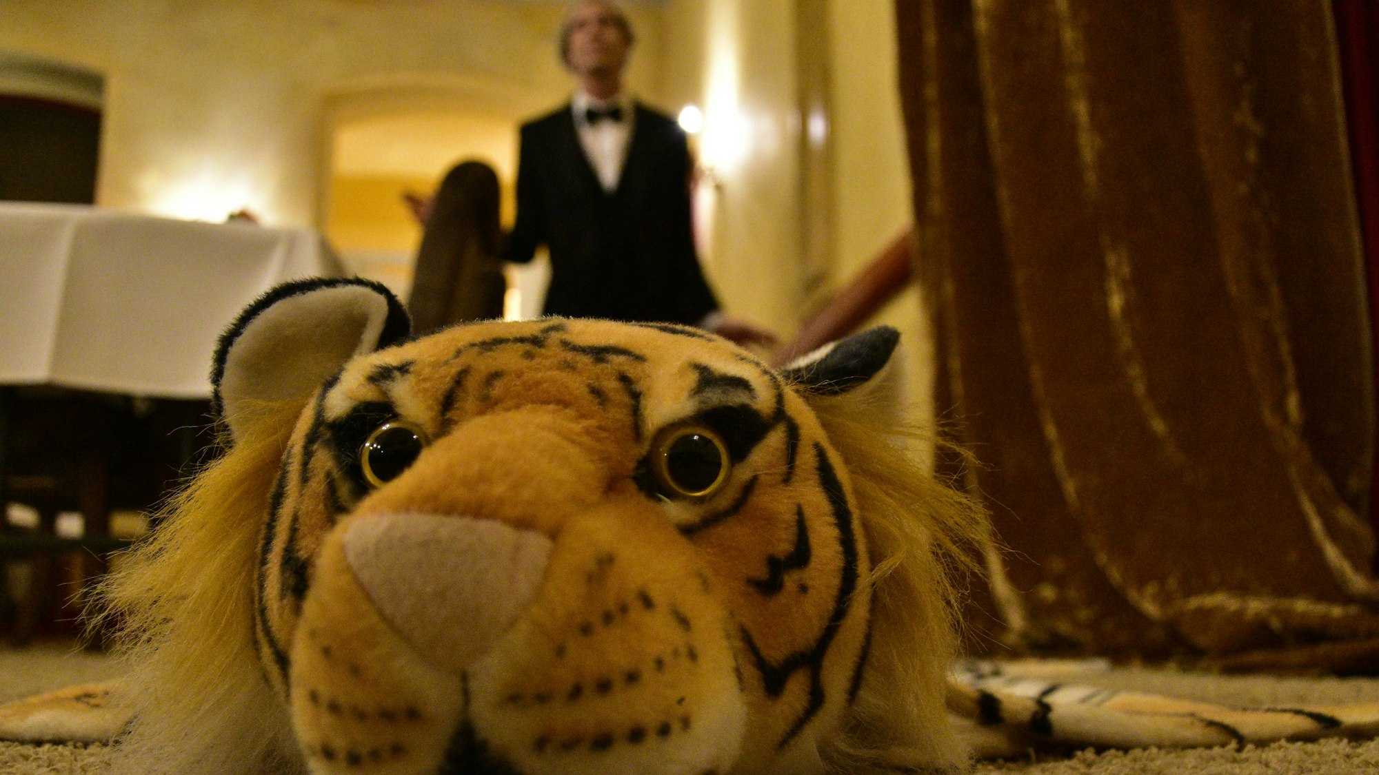 Das Tigerfell wird zur Stolperfalle für den Bulter James in Dinner for One.