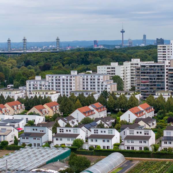 In Junkersdorf stehen Einfamilienhäuser, Mehrfamilienhäuser und Hochhäuser direkt nebeneinander.