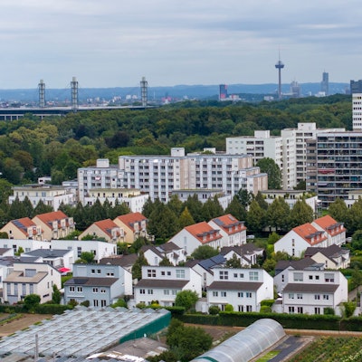 In Junkersdorf stehen Einfamilienhäuser, Mehrfamilienhäuser und Hochhäuser direkt nebeneinander.
