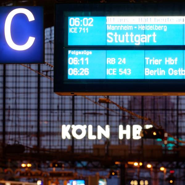 Anzeigetafeln im Hauptbahnhof verkünden streikbedingte Zugausfälle.