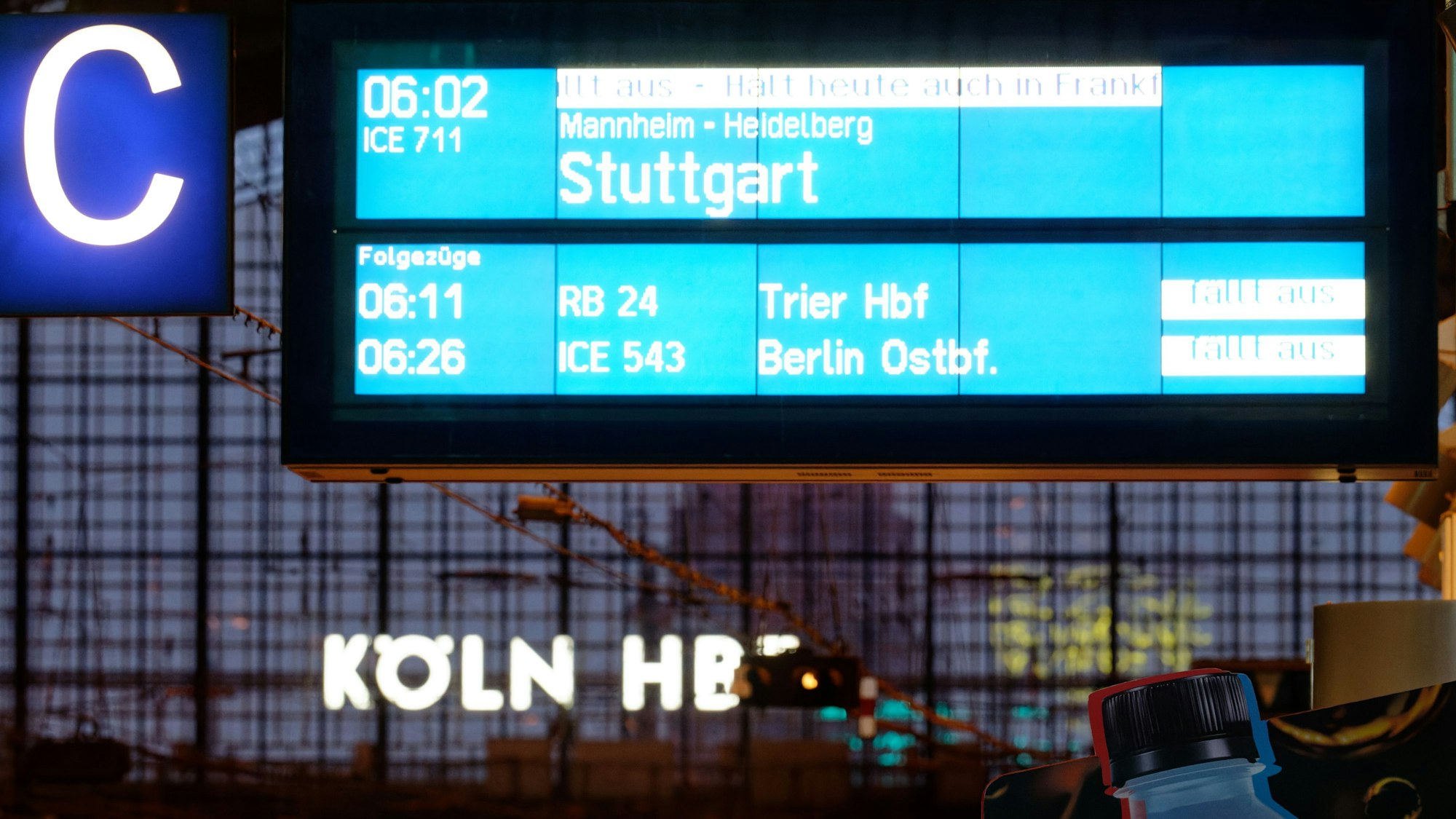 Anzeigetafeln im Hauptbahnhof verkünden streikbedingte Zugausfälle.