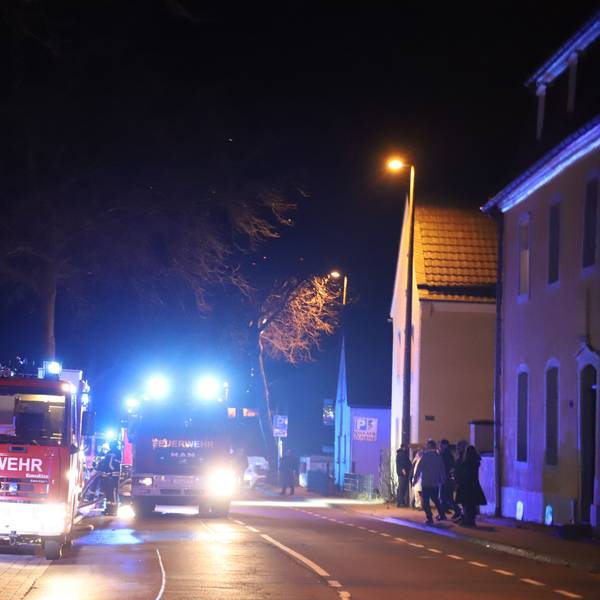 In der Silvesternacht haben die Feuerwehren in der Regel viel zu tun, hier ein Brand in Hennef-Uckerath am 1. Januar 2023.