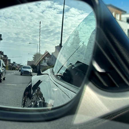 Autos im Seitenspiegel fotografiert.