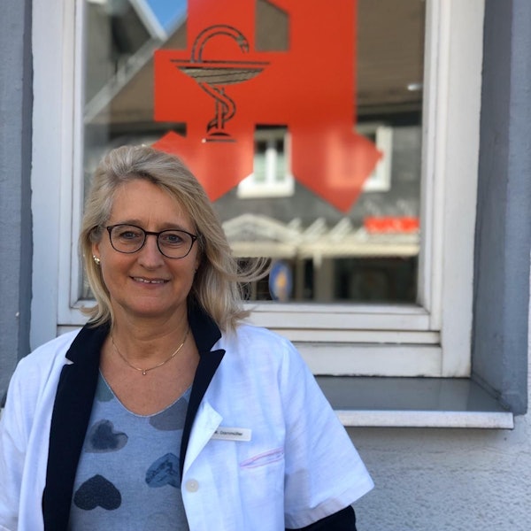 Martina Dammüller vor einer Apotheke.
