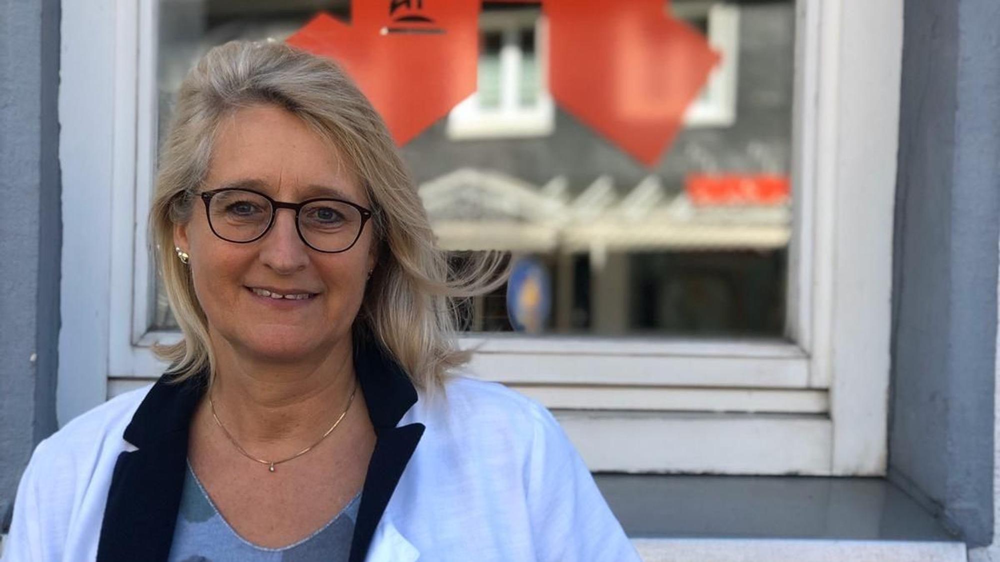 Martina Dammüller vor einer Apotheke.