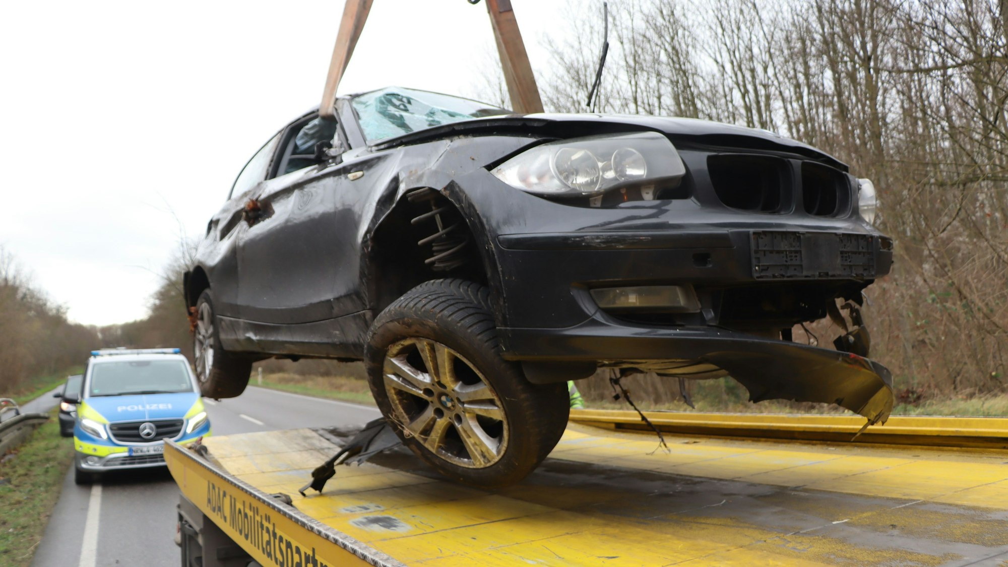 Ein Pkw wird nach einem Unfall abgeschleppt.