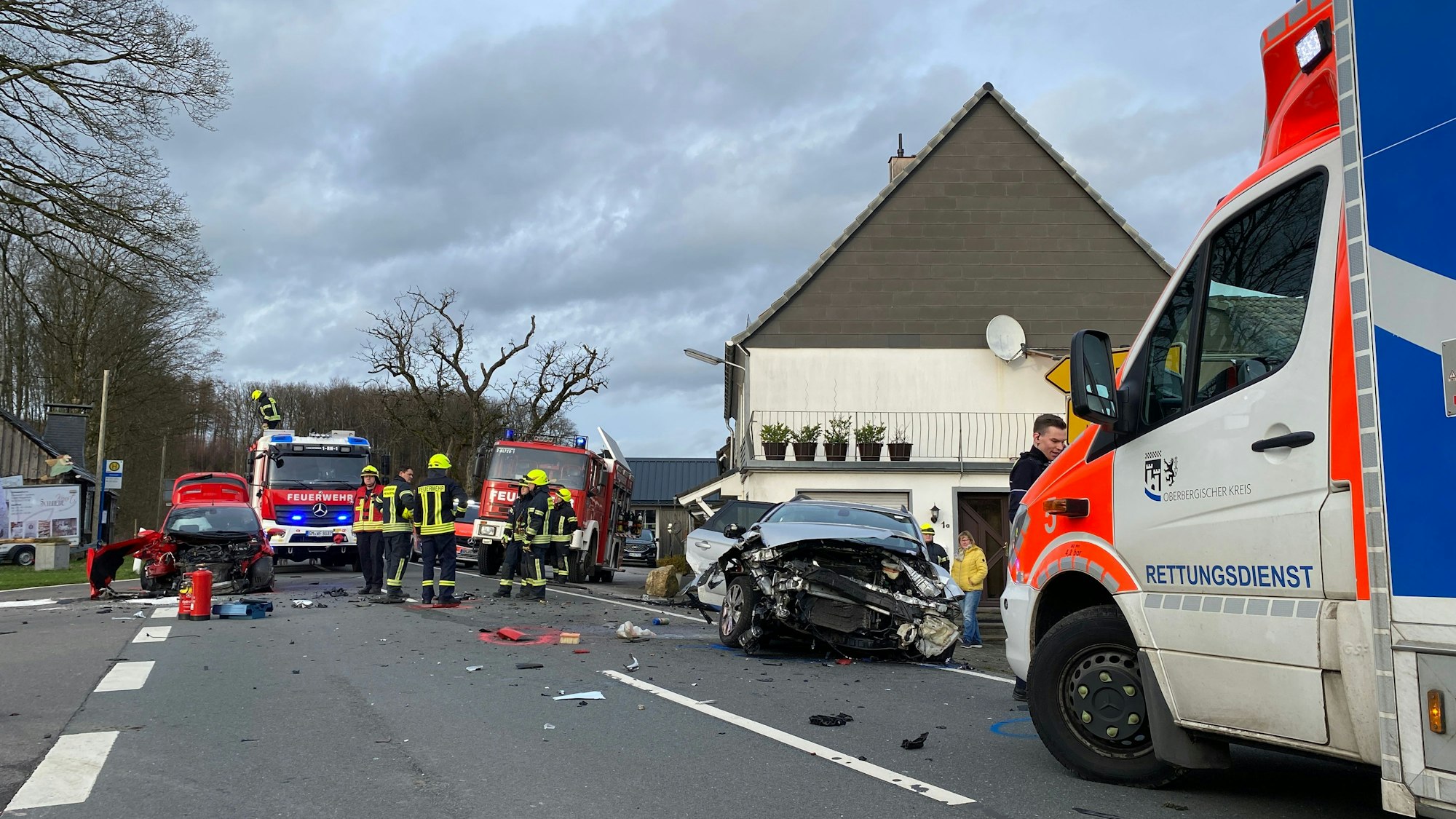 Das Foto zeigt einen schweren Unfall mit mehreren Einsatzfahrzeugen