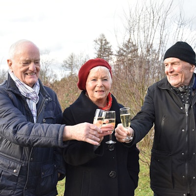 241 Jahre Waldbröl auf einem Foto (von links): Reinhard Grüber, Ursula Lennarz und Herbert Simon teilen sich den Geburtstag an Silvester. Unser Foto zeigt die drei Geburtstagskinder bei einem Gläschen Sekt an der frischen Luft.