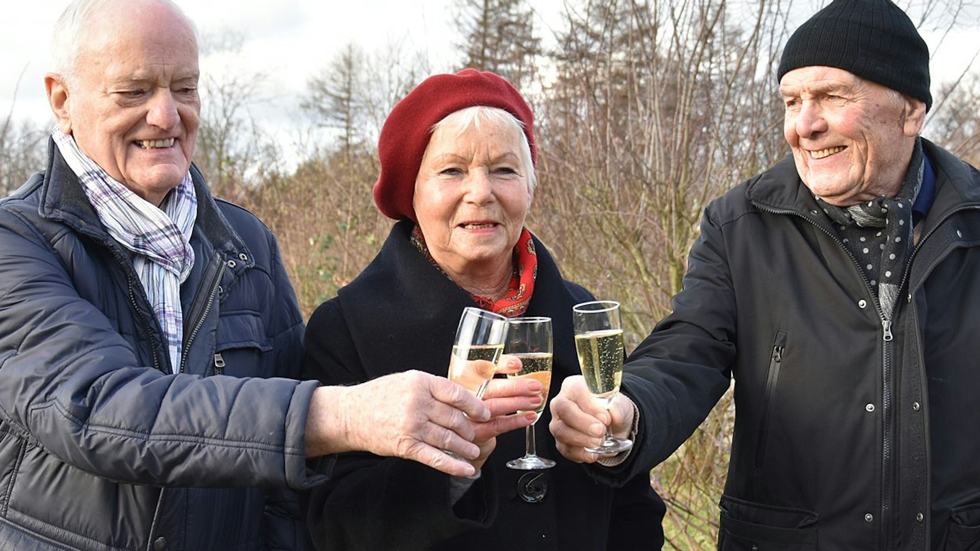 241 Jahre Waldbröl auf einem Foto (von links): Reinhard Grüber, Ursula Lennarz und Herbert Simon teilen sich den Geburtstag an Silvester. Unser Foto zeigt die drei Geburtstagskinder bei einem Gläschen Sekt an der frischen Luft.