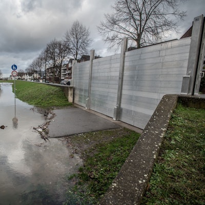Eine Hochwasserschutzwand am Rhein