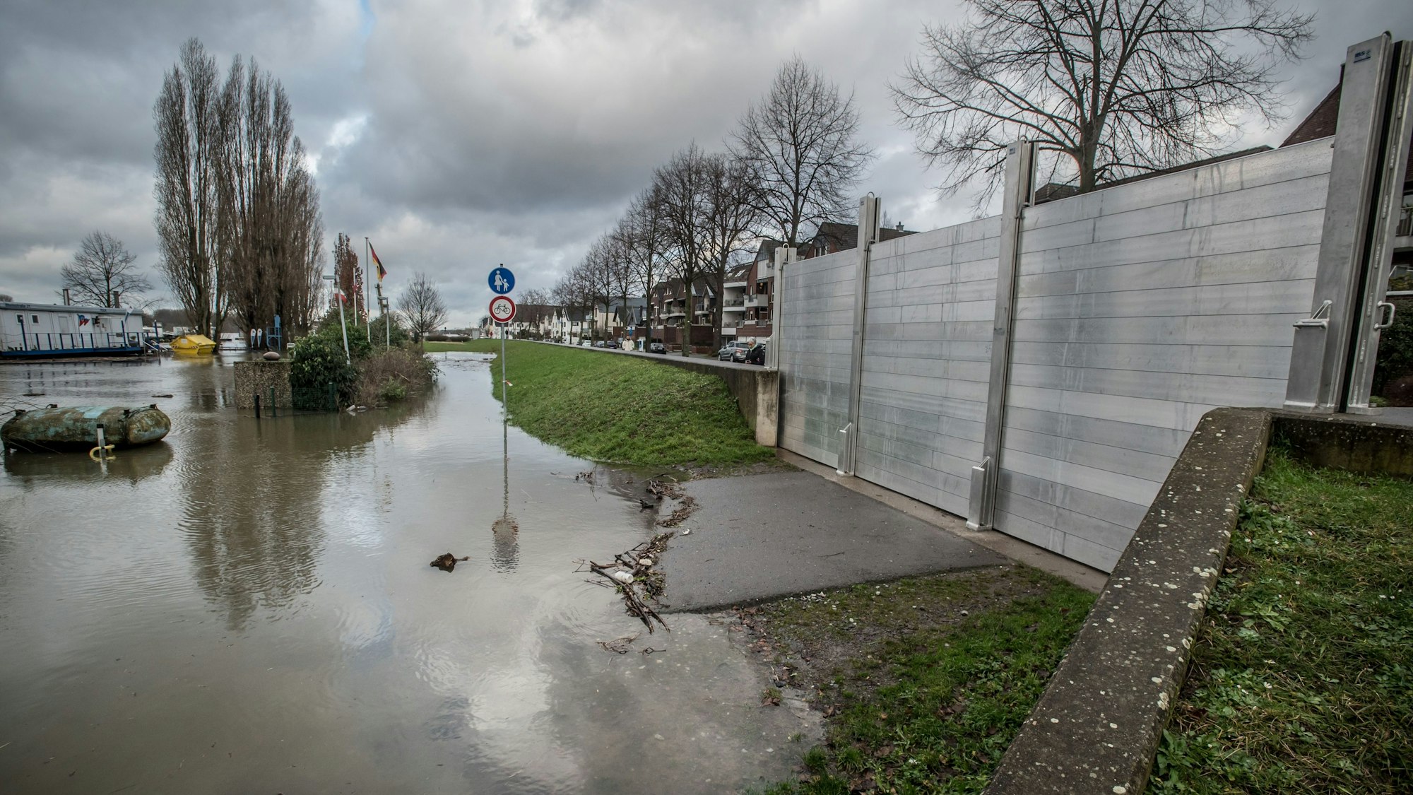 Eine Hochwasserschutzwand am Rhein