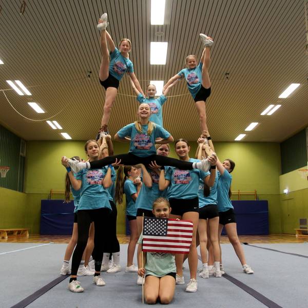 Die Cheerleader bilden eine Pyramide mit zwei Etagen.