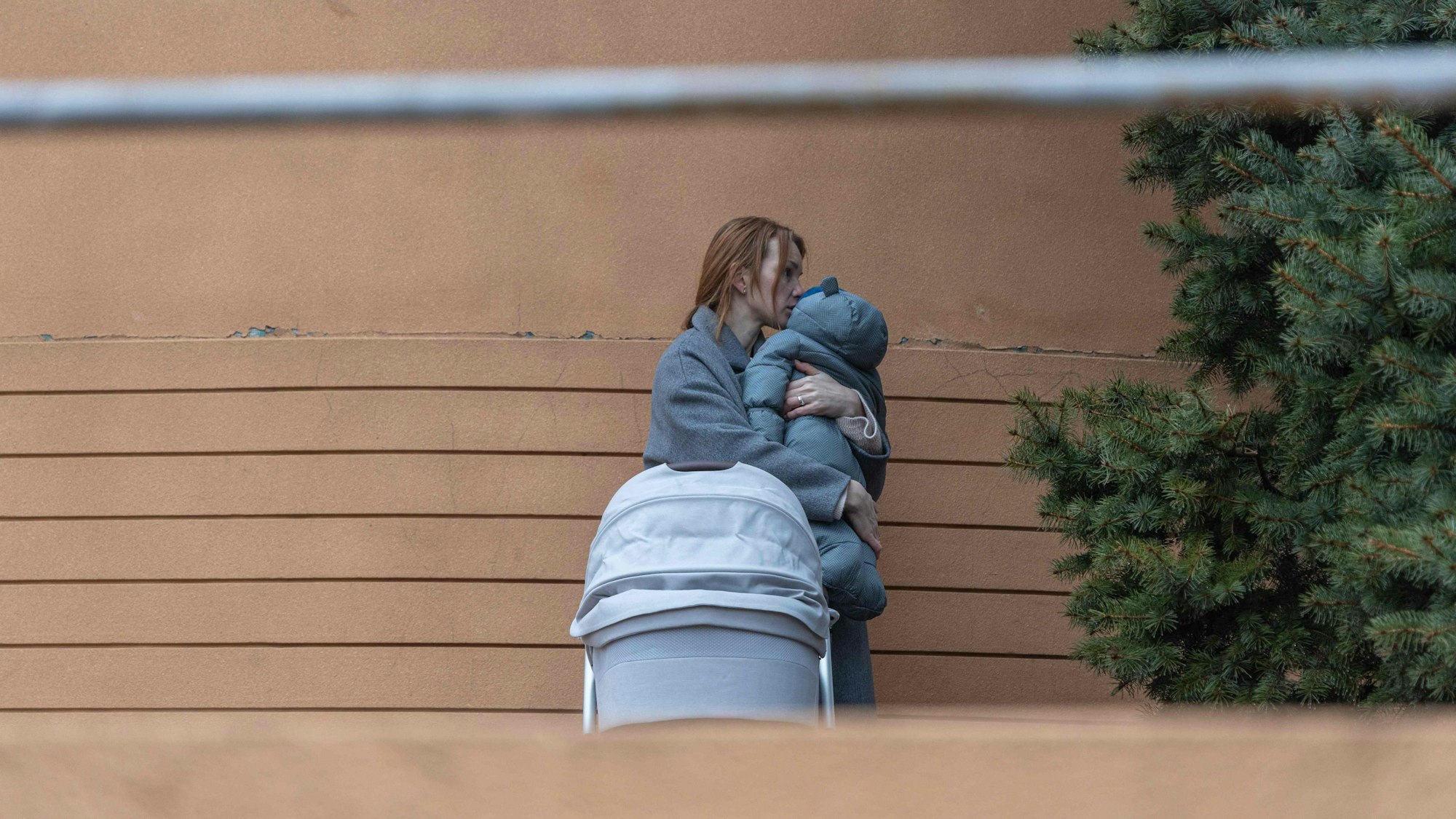 Eine Frau hält ein Baby im Arm, nachdem russische Raketen ein Wohngebiet in der ukrainischen Stadt Odessa getroffen haben.