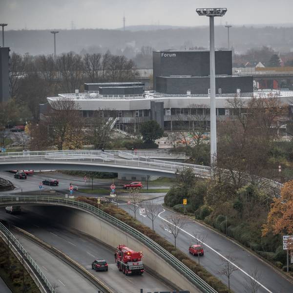 Die Bundesstraße 8, der Europaring, mit Blick auf das Forum und Lichtmasten